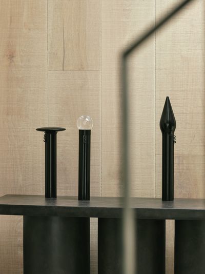 Metropole, Finials, black