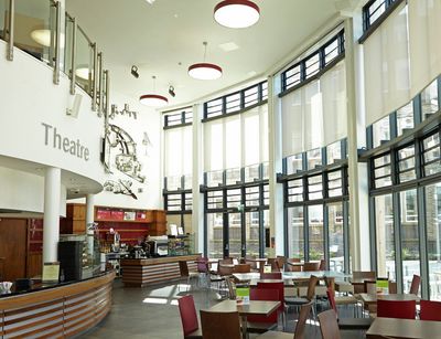 Kierrekaihdinmallisto, SG 4970, Multiscreen 1-10%, Room shot "Durham Gateway", Durham, United Kingdom